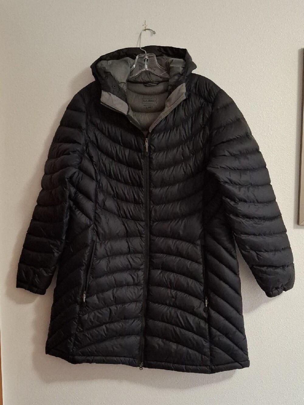 L.L. Bean Black and Gray Puffer Jacket with Hood Packable Stow Size Large Petite